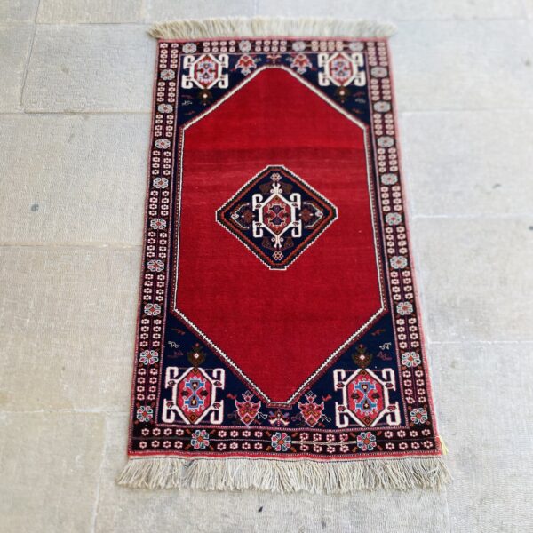 فرش قشقایی -زمینه لاکی ساده کد 8446